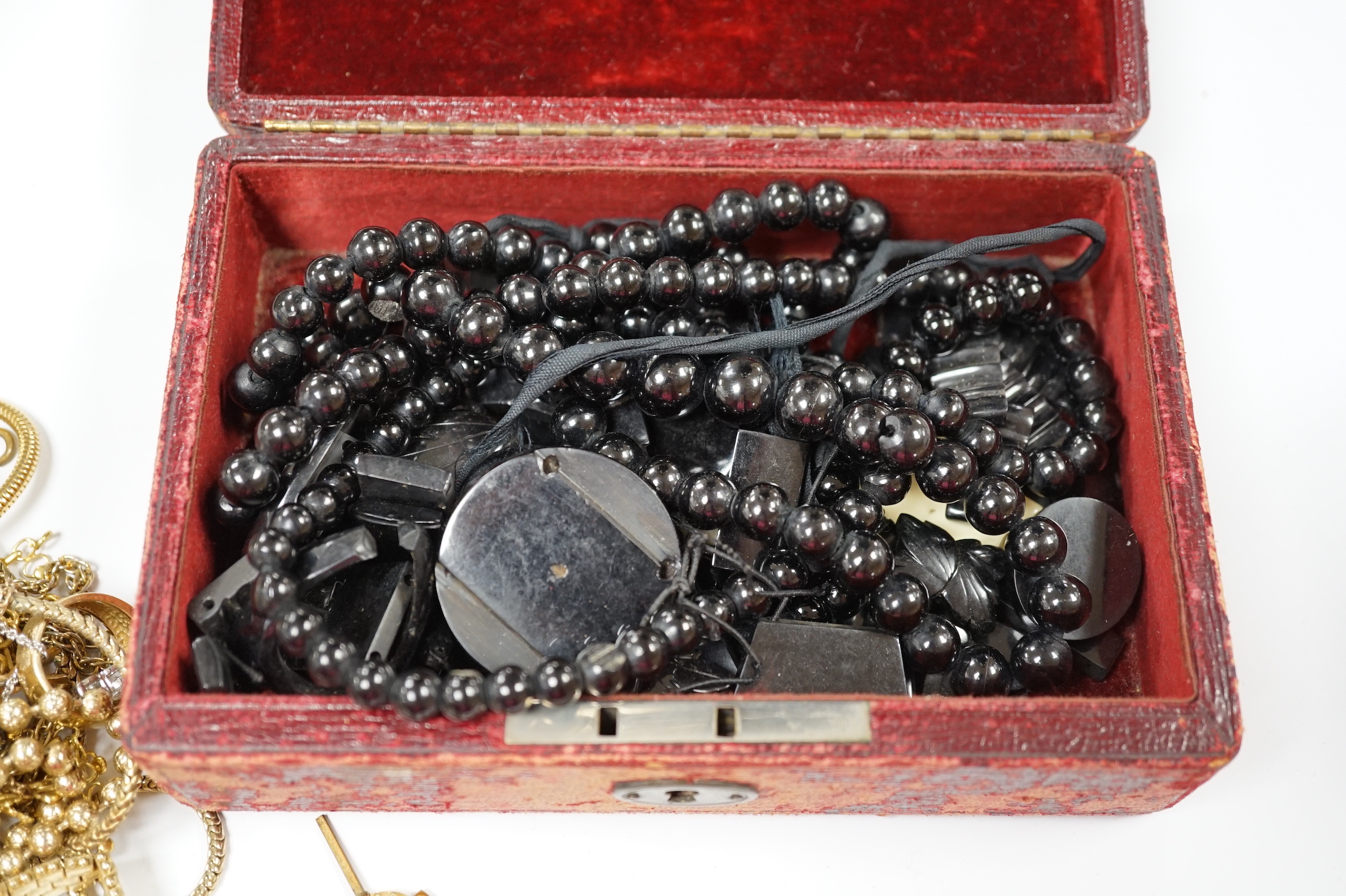 A quantity of assorted costume jewellery.